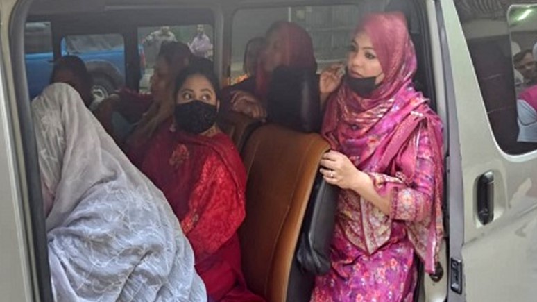 ধানমন্ডিতে মহিলা আওয়ামী লীগের ঝটিকা মিছিল